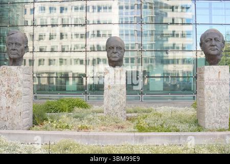 Bustes des leaders mondiaux de la guerre froide George H. W. Bush, Helmut Kohl et Mikhail Gorbatschow se tiennent devant le bâtiment Axel Springer, Berlin Banque D'Images