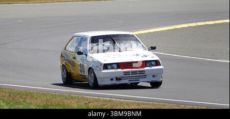 Une voiture de course Lada modifiée en action sur le circuit Schleizer Dreieck en Allemagne. Capturé au milieu du virage lors d'un événement historique de sport automobile, ce Sovi Banque D'Images