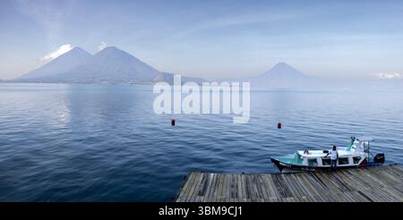 Volcans Atitlán, Tolimán, bateau et quai, San Pedro, lac Atitlan, Département de Sololá, Guatemala Banque D'Images