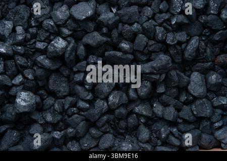 Gros plan détaillé de morceaux de charbon noir naturel, utilisé comme combustible fossile pour l'énergie industrielle et le chauffage. Banque D'Images