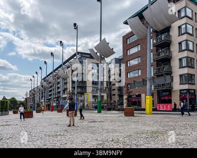 Smithfield Square. Une grande place publique pavée et un espace ouvert dans le centre-ville de Dublin, en Irlande, conçu pour les gens de se rassembler et de se détendre au milieu de Ar moderne Banque D'Images