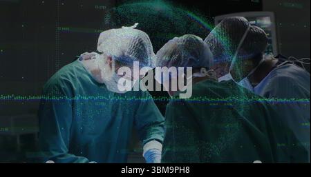 Équipe chirurgicale en gommages verts et masques réalisant une intervention en salle d'opération, avec superpositions de données. Médical, technologie, santé, innovation, préci Banque D'Images