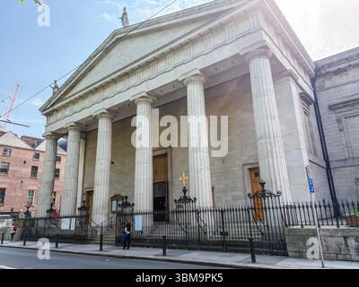 La cathédrale Marie est la pro-cathédrale catholique romaine. Façade néoclassique avec de grandes colonnes, des marches et une clôture à Dublin, Irlande. Banque D'Images
