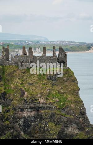 Le château de Dunluce est une ruine médiévale sur une falaise côtière le long de la Causeway Coast dans le comté d'Antrim, en Irlande du Nord. Banque D'Images