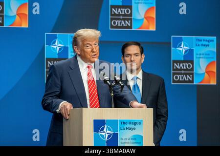 La Haye, Hollande méridionale, pays-Bas. 25 juin 2025. Le président AMÉRICAIN DONALD TRUMP, accompagné du secrétaire d’État MARCO RUBIO, discute des résultats du sommet de l’OTAN de 2025. Le président Trump a d’abord discuté de l’augmentation des investissements des États membres à 5% du PIB, il a rapidement détourné et a passé une grande partie de la conférence à discuter du récent bombardement américain de l’Iran. Suite à ses remarques, le président Trump a ensuite répondu aux questions de la presse. (Crédit image : © James Petermeier/ZUMA Press Wire) USAGE ÉDITORIAL SEULEMENT ! Non destiné à UN USAGE commercial ! Banque D'Images