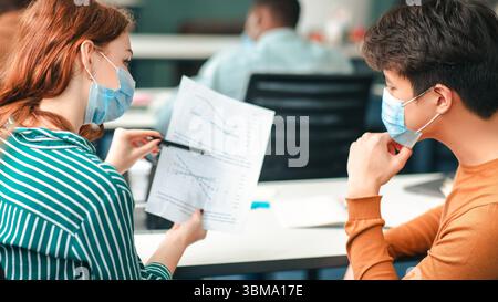 Étudiants internationaux portant un masque médical et parlant Banque D'Images