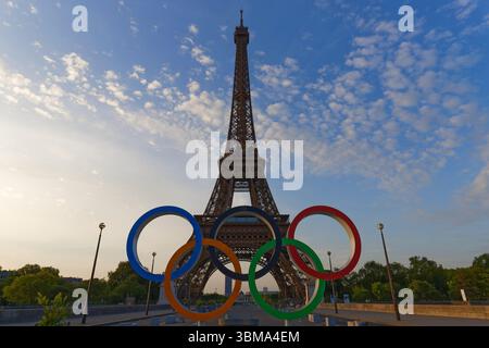 Paris France,-22 juin 2025 : symbole des Jeux Olympiques sur le pont d'Iéna devant la Tour Eiffel célébrant les Jeux Olympiques d'été de Paris 2024 Banque D'Images