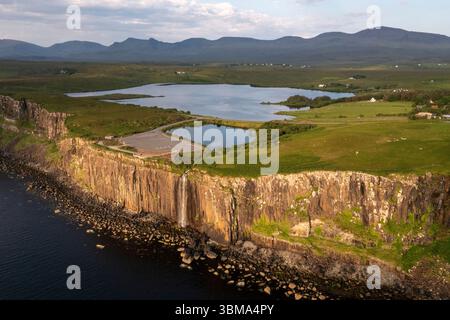 Vue aérienne par drone de Mealt Falls et Kilt Rock, (Creag an Fheilidh en gaélique) étonnantes merveilles naturelles situées sur la côte est de l'île de Skye, Banque D'Images