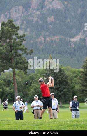 Colorado Springs, Colorado, États-Unis. 25 juin 2025. 3e manche d'entraînement Open senior AMÉRICAIN, Bernhard Langer joue sur le numéro 17 du Broadmoor East course. Crédit : Casey B. Gibson/Alamy Live News Banque D'Images
