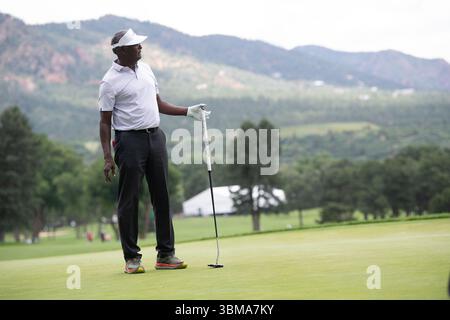 Colorado Springs, Colorado, États-Unis. 25 juin 2025. US Senior Open Practice Round 3, Vijay Singh mesure un putt lors du troisième Round d'entraînement. Crédit : Casey B. Gibson/Alamy Live News Banque D'Images