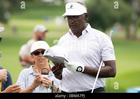 Colorado Springs, Colorado, États-Unis. 25 juin 2025. US Senior Open Practice Round 3, Vijay Singh des Fidji, ancien champion des Masters, regarde son tir de fer., crédit : Casey B. Gibson/Alamy Live News Banque D'Images