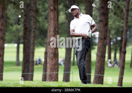 Colorado Springs, Colorado, États-Unis. 25 juin 2025. US Senior Open Practice Round 3, Vijay Singh suit son tir de jetons lors de la ronde d'entraînement. Crédit : Casey B. Gibson/Alamy Live News Banque D'Images