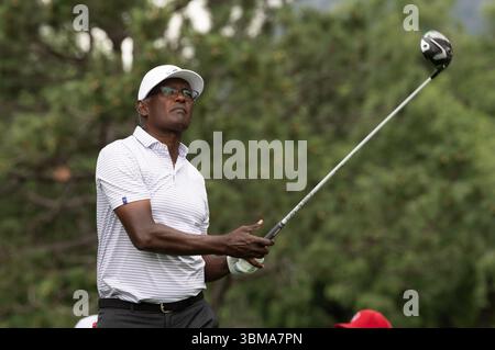 Colorado Springs, Colorado, États-Unis. 25 juin 2025. US Senior Open Practice Round 3, Vijay Singh suit son entraînement pendant la ronde d'essais. Crédit : Casey B. Gibson/Alamy Live News Banque D'Images