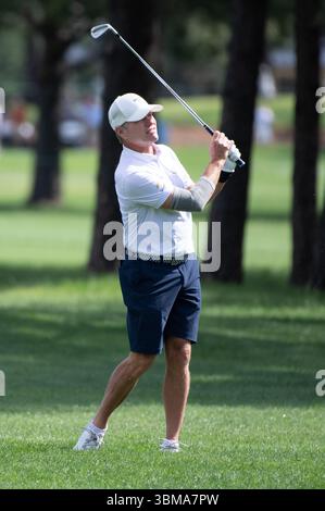 Colorado Springs, Colorado, États-Unis. 25 juin 2025. US Senior Open Practice Round 3, Scott Verplank regarde son coup de fer lors de sa ronde d'entraînement. Crédit : Casey B. Gibson/Alamy Live News Banque D'Images