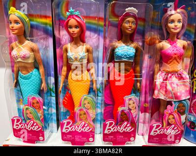 Kiev, Ukraine - 24 juin 2025 : poupées sur le thème de la Sirène Barbie exposées dans un emballage avec des couleurs vives et des motifs arc-en-ciel Banque D'Images