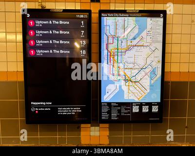 Carte du métro de New York et panneau d'information annonçant les arrivées des trains, station de métro Franklin Street, Tribeca, Manhattan, New York City, New York, Banque D'Images