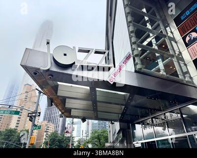 Jazz at Lincoln Center signe attaché à l'auvent à l'entrée des boutiques de Columbus Circle, Manhattan, New York City, New York, États-Unis Banque D'Images