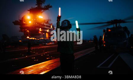 Mécanicien de structure de l'aviation de 2e classe Matthew Sampeers, de Rosemount, Minnesota, affecté à l'escadron de combat maritime d'hélicoptères (HSC) 12, dirige un MH Banque D'Images