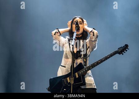 Croatie, Zagreb, 250625. Annie Clark, aussi connue sous le nom de « composé Vincent », musicienne, chanteuse, scénariste, réalisatrice et actrice américaine, se produit lors du troisième jour du festival INmusic sur le lac Jarun. Photo : Ivana Grgic / CROPIX Copyright : xxIvanaxGrgicx/xCROPIXx St vincent inmusic18-250625 Banque D'Images