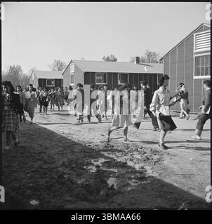 23 novembre 1942. Rohwer Relocation Center, McGehee, Arkansas. Relocation Center, utilisé comme camp de concentration japonais-américain de la seconde Guerre mondiale. Changer de classe dans les quartiers temporaires du lycée. . Domaine public - source : Archives nationales à College Park , crédit : Tom Parker, (NARA record : 4682167) Banque D'Images