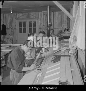 9 mars 1943. Rohwer Relocation Center, McGehee, Arkansas. Relocation Center, utilisé comme camp de concentration japonais-américain de la seconde Guerre mondiale. Dans la boutique de panneaux, au Rohwer Center, des artistes expérimentés et des peintres de panneaux préparent des panneaux de panneaux pour une utilisation centrale. . Domaine public - source : Archives nationales à College Park , crédit : Tom Parker (NARA record : 4682167) Banque D'Images