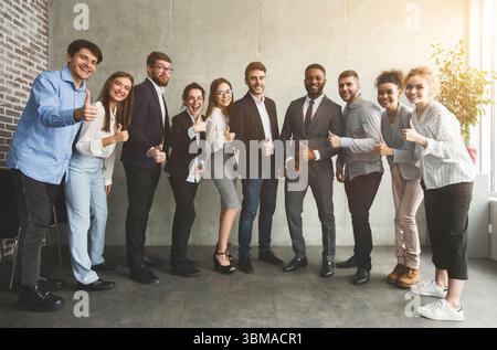 Les gens d'affaires interracial positive showing Thumbs up Banque D'Images