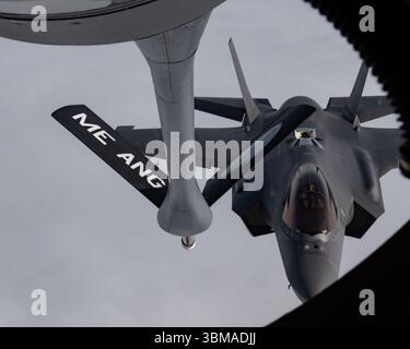 Un avion F-35A Lightning II de l'US Air Force, affecté au 495th Fighter Squadron, RAF Lakenheath, en Angleterre, reçoit un ravitaillement en vol par un KC-135R. Banque D'Images