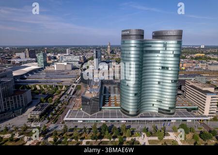 Immeubles de bureaux aériens de grande hauteur d'architecture contemporaine moderne institution financière banque d'investissement Rabobank avec gare centrale infrastru Banque D'Images