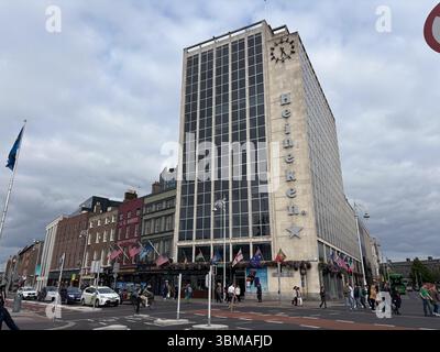 Bâtiment Heineken, O'Connell Bridge House, avec une horloge bien visible dans une rue de Dublin, Irlande. Banque D'Images