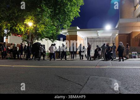 Portland, États-Unis. 24 juin 2025. PORTLAND, OREGON États-Unis - 24 juin 2025 : des manifestants contre la présence de la GLACE (immigration et application des douanes) à Portland ont affronté LA GLACE pendant environ la 15ème nuit consécutive à leur quartier général dans la zone sud du front de mer. Plusieurs manifestants ont été arrêtés et au moins un a été emmené par ambulance. (Photo de John Rudoff/Sipa USA) crédit : Sipa USA/Alamy Live News Banque D'Images