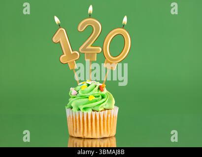 Carte d'anniversaire avec bougie et cupcake - numéro 120 sur fond vert Banque D'Images