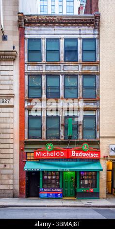 Massachusetts, USA, 9 juin 2025, vue du Tam, un bar irlandais sur Tremont Street à Boston Banque D'Images