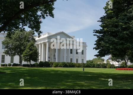 Washington DC - 22 juin 2025 : vue de la Maison Blanche avec des fleurs fleurissant en été Banque D'Images