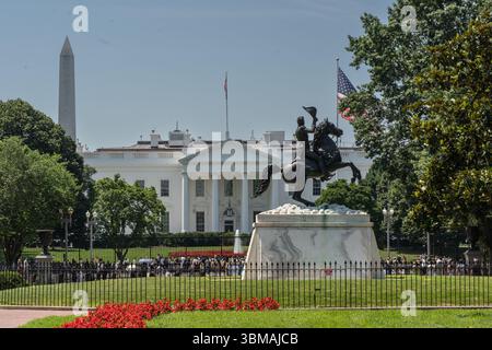 Washington DC – 22 juin 2025 : vue de la Maison Blanche avec Washington Monument en arrière-plan prise depuis Lafayette Square, Washington DC Banque D'Images