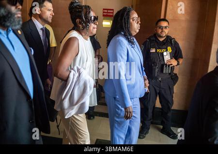 Newark, New Jersey, États-Unis. 25 juin 2025. La Rep. Américaine Lamonica MCIVER quitte le palais de justice fédéral après avoir plaidé non coupable à trois chefs d'accusation fédéraux découlant d'affrontements avec un fonctionnaire de L'ICE sur les politiques d'immigration et de détention à Newark, New Jersey plus tard McIver s'est adressé à ses partisans. (Crédit image : © Brian Branch Price/ZUMA Press Wire) USAGE ÉDITORIAL SEULEMENT ! Non destiné à UN USAGE commercial ! Banque D'Images