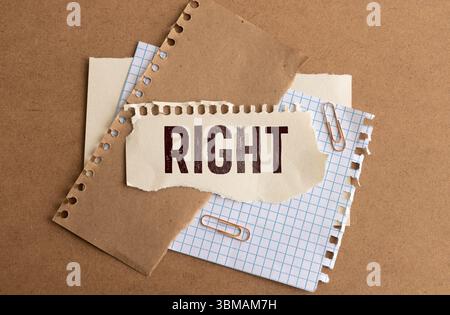 Symbole des droits éthiques ou légaux. Tourné un cube en bois et change les mots droits éthiques en droits légaux sur un beau fond rose, table grise. Busi Banque D'Images