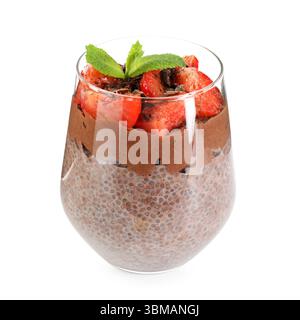 Délicieux pudding au chocolat avec des graines de chia, des fraises et de la menthe en verre isolé sur blanc Banque D'Images