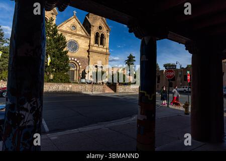 Santa Fe est la capitale du Nouveau-Mexique et attire des visiteurs du monde entier qui prennent dans la culture artistique dynamique et abrite Saint François d'assise Banque D'Images
