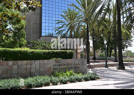 ANAHEIM, CALIFORNIE - 23 JUIN 2025 : Hôtel de ville d'Anaheim sur Anaheim Boulevard. Banque D'Images
