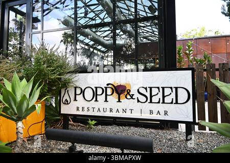 ANAHEIM, CALIFORNIE - 23 JUIN 2025 : le restaurant de coquelicots et de graines dans le Farmers Park adjacent à la Packing House, est une expérience culinaire saisonnière en serre Banque D'Images