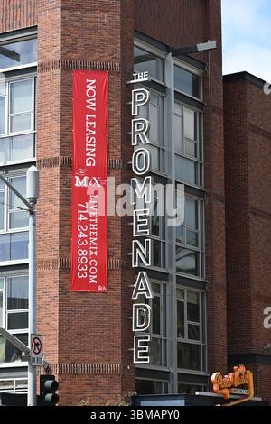 ANAHEIM, CALIFORNIE - 23 JUIN 2025 : The Center Street Promenade une zone avec des boutiques pittoresques, des restaurants inspirés par les artisans et d'autres se voisins Banque D'Images