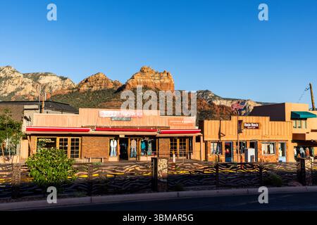 Fin d'après-midi à Sedona, Arizona au milieu des buttes rouges et des formations géologiques Banque D'Images