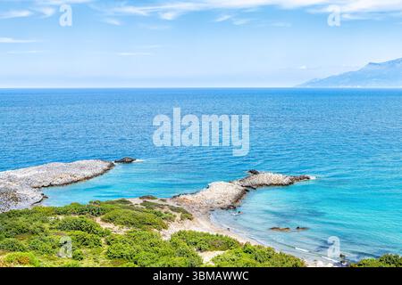 Vue sur la plage de Saint George depuis le site archéologique de la forteresse de la tour Drakano sur la mer d'Ikarian, îles grecques de la mer Égée de l'île d'Ikaria, Grèce Banque D'Images