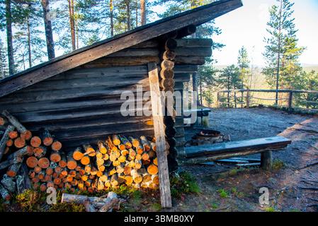 Chalet en rondins en Laponie arctique Banque D'Images