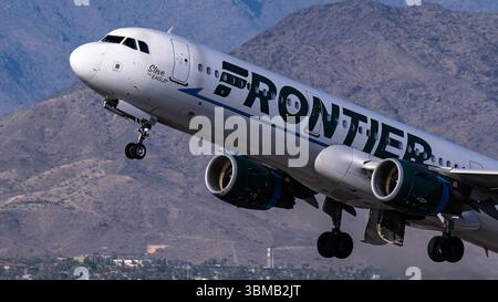Sky Harbor Airport 6-14-2025 Phoenix AZ USA Frontier Airlines Airbus A321 N709FR arrivée à Phoenix Sky Harbor Intl. Aéroport. Banque D'Images