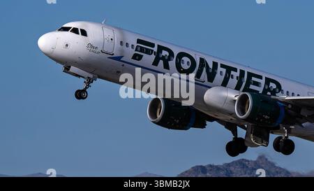 Sky Harbor Airport 6-14-2025 Phoenix AZ USA Frontier Airlines Airbus A321 N709FR arrivée à Phoenix Sky Harbor Intl. Aéroport. Banque D'Images