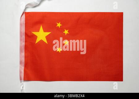 Vue rapprochée du drapeau national chinois isolé sur fond blanc. Notion de gouvernement et de nationalité Banque D'Images