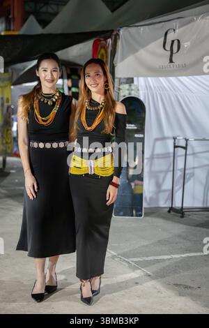 LAWAS, SARAWAK – 2 JUIN 2025 : une femme LUN Bawang portant des perles traditionnelles de Bornéo pose pour un portrait lors d'un événement culturel célébrant l'in Banque D'Images