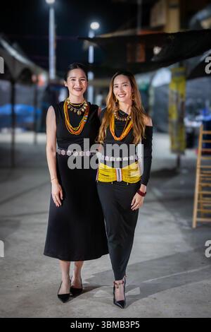 LAWAS, SARAWAK – 2 JUIN 2025 : une femme LUN Bawang portant des perles traditionnelles de Bornéo pose pour un portrait lors d'un événement culturel célébrant l'in Banque D'Images