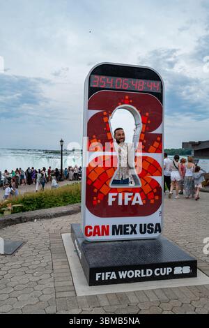 Un touriste souriant pose devant un panneau photo promotionnel de la FIFA devant les chutes du fer à cheval. La FIFA 2026 se déroule au Canada, au Mexique et aux États-Unis Banque D'Images